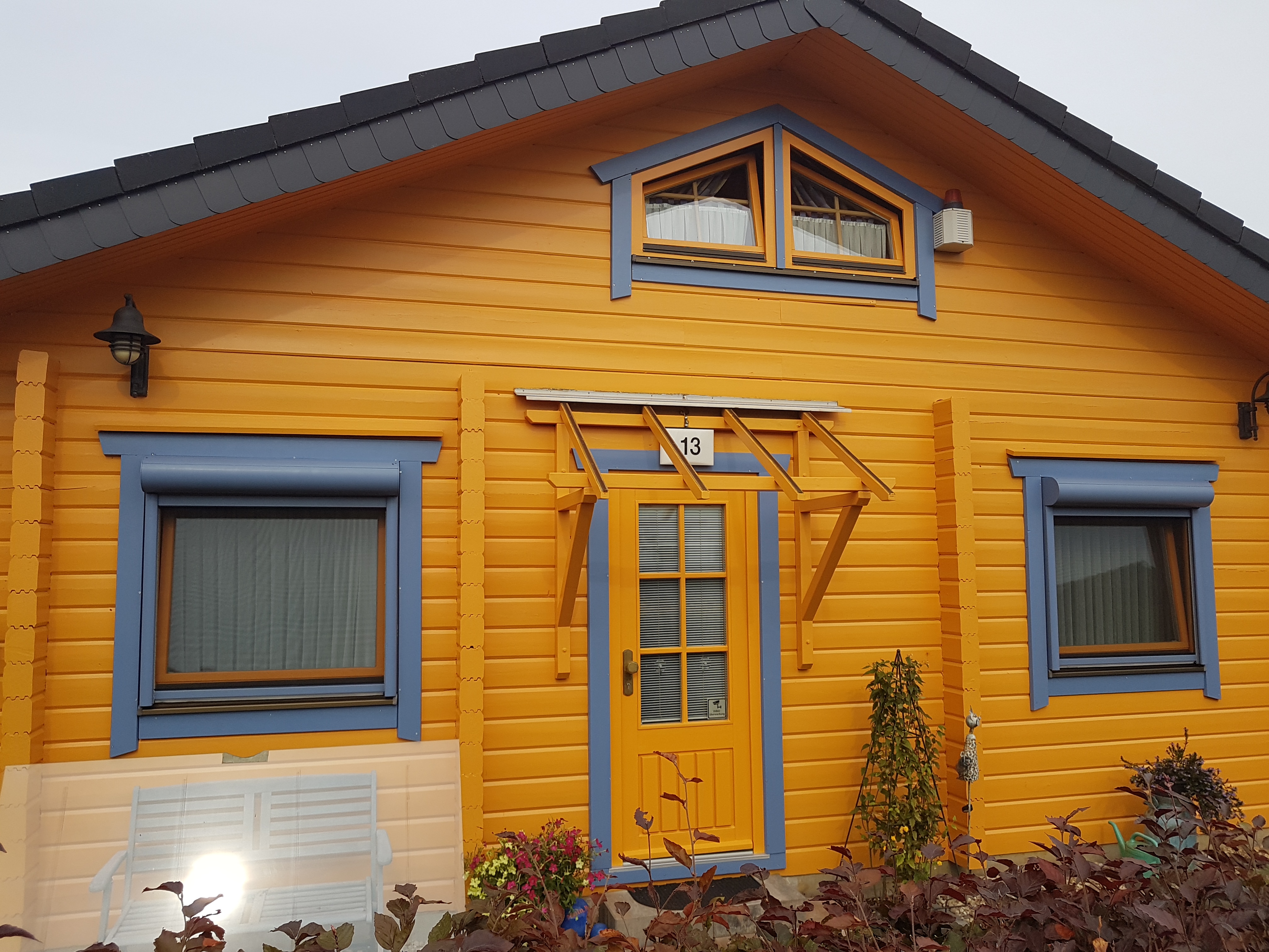 Holzhaus gelb-blau Fassadenanstrich